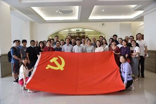 党员参观学习 